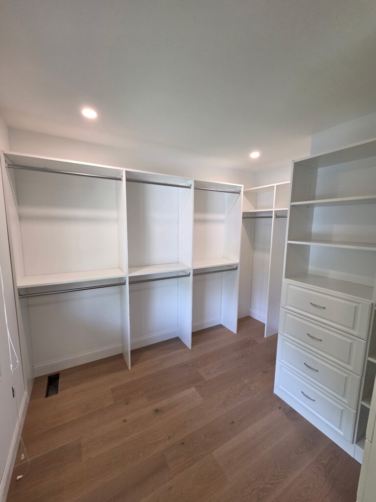 LAM walk-in with drawers